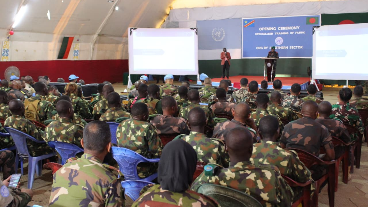 Un groupe de personnes assiste à une présentation.