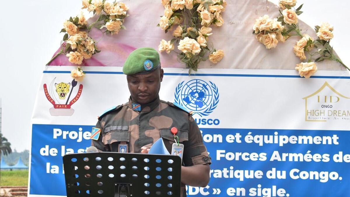 Un représentant prend la parole à la tribune.