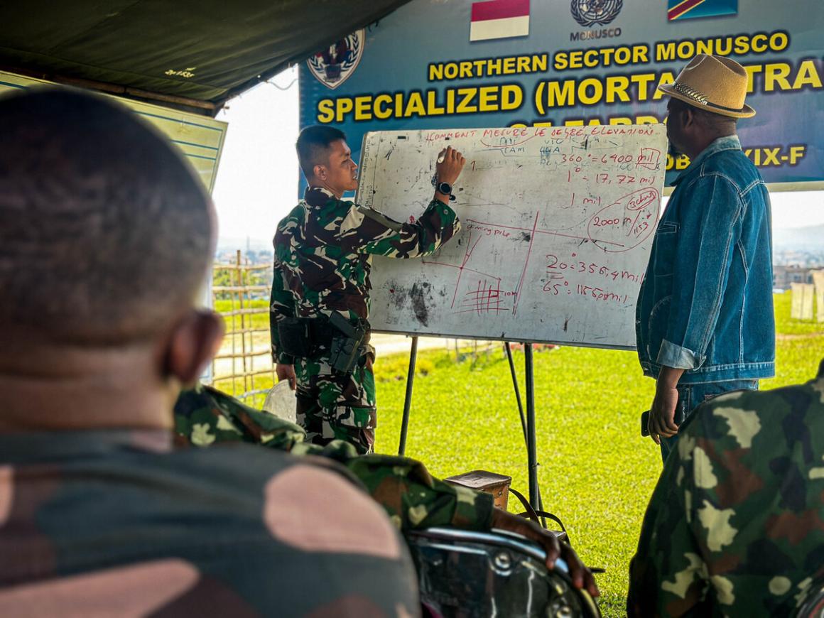 Deux représentants font une présentation à un groupe.
