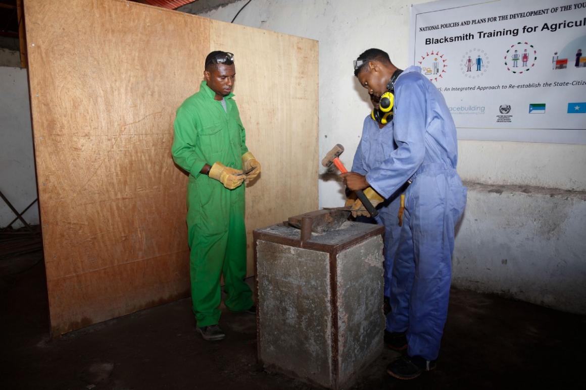 An instructor supervises a trainee during a blacksmith training in Kismaayo Technical Institute. The trainee is one of the beneficiaries of the ‘Dal Dhis’ project, launched by UNIDO, which provides vocational training to youth in Kismaayo.