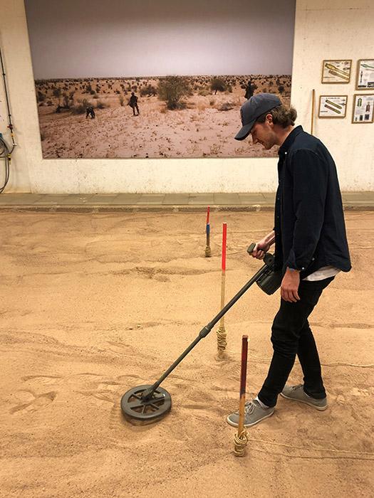 Oskar Molander, UNA Sweden Goodwill Ambassador, practicing mine clearance during a study visit with UNA Sweden to SWEDEC in Eksjö. Photo: Pernilla Bergström